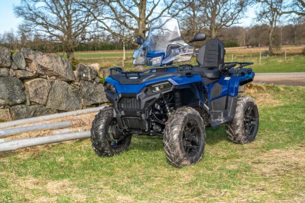 WebLarge_JPG-2025-emea-atv-sportsman-Touring-570-SP-T3b-SpringfieldBlue-lifestyle-10 Polaris Sportsman 570 Touring SP