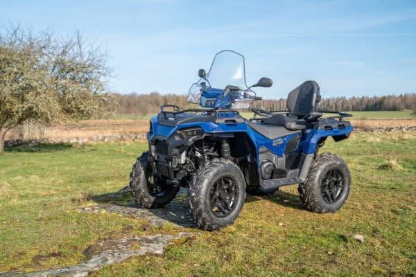 WebLarge_JPG-2025-emea-atv-sportsman-Touring-570-SP-T3b-SpringfieldBlue-lifestyle-74 Polaris Sportsman 570 Touring SP