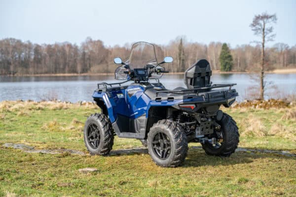 WebLarge_JPG-2025-emea-atv-sportsman-Touring-570-SP-T3b-SpringfieldBlue-lifestyle-76 Polaris Sportsman 570 Touring SP