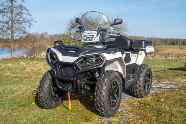 WebLarge_JPG-2025-emea-atv-sportsman-X2-570-NordicPro-T3b-WhiteLightning-lifestyle079 Sportsman X2 570