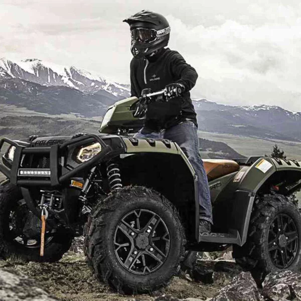 Polaris 2878709 első gallytörő felszerelve Sportsman quadra szemből